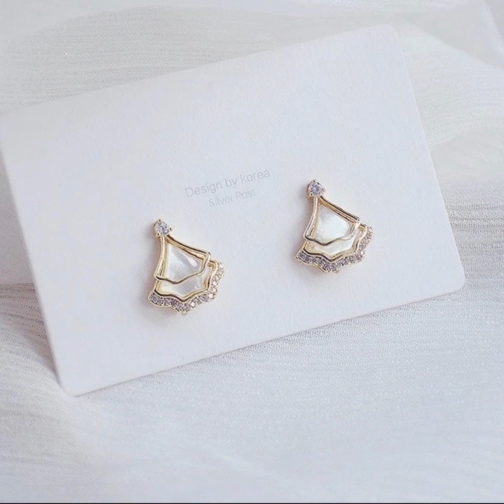 Simple Geometric Tiny Shell Earring - Picture 2 of 3